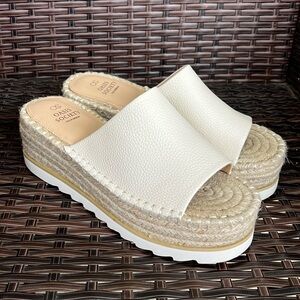Oasis Society Women’s Cream Platform Slide Sandals